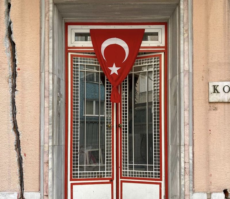 Koç Apartmanı giriş kapısı, restorasyon öncesi